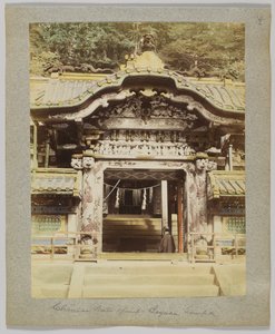 चाइनीज गेट, तोशो-गो, निक्को, जापान (हाथ से रंगा हुआ b/w फोटो) द्वारा जापानी फोटोग्राफर