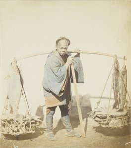 मछुआरे अपने कैच के साथ (हाथ से रंगीन b/w फोटो) द्वारा जापानी फोटोग्राफर