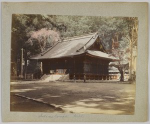 फ़ुटा-आरा मंदिर, निक्को, जापान (हाथ से रंगीन बी/डब्ल्यू फोटो) द्वारा जापानी फोटोग्राफर