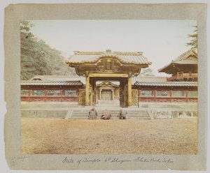 छठे शोगुन के मंदिर का द्वार, शीबा पार्क, टोक्यो, जापान (हाथ से रंगीन b/w फोटो) द्वारा जापानी फोटोग्राफर