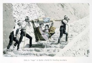 पहाड़ों की यात्रा के लिए 'कागो' या सेडान कुर्सियों में लड़कियां, c.1880 (कार्ड पर हाथ से रंगीन एल्बमेन प्रिंट)