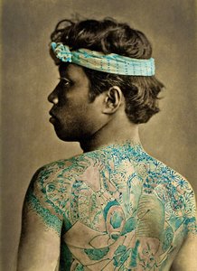 पारंपरिक जापानी हिस्पान्ज़ुमी टैटू के साथ एक आदमी का पोर्ट्रेट, c.1880 (हाथ से रंगीन एल्बम फोटो)