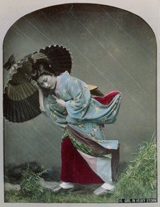 बारिश में युवा जापानी लड़की, c.1900 (हाथ से रंगीन फोटो) द्वारा जापानी फोटोग्राफर