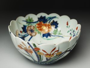 झुके हुए किनारों और एक स्कैलप्ड रिम, को-इमरती वेयर, c.1770-20 के साथ बाउल (नीले अंडरग्लैज और ओवरग्लाज़ तामचीनी के साथ मिट्टी के बरतन) द्वारा जापानी स्कूल