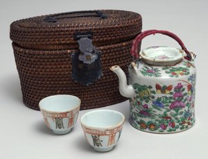 विकर ले जाने के मामले में जापानी चाय सेट, c.1850 (चीनी मिट्टी के बरतन) द्वारा Japanese School