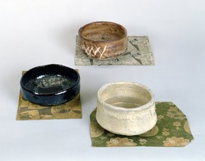 चाय सेरेमनी के लिए इस्तेमाल किए गए तीन चव्हाण, c.1800 (सिरेमिक) द्वारा जापानी स्कूल
