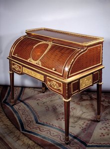 फर्नीचर लुई XVI: फ्रांस की रानी मैरी एंटोनेट (मैरी-एंटोनेट) (1755-1793) का एक सिलेंडर कार्यालय जीन हेनरी रिसेनर (1734-1806) 1784 डिम द्वारा ऐमारैंथ, शीशम, कांस्य और ओक में बनाया गया। १,०५ x१,१३ x ०,६४ मी. पेरिस लौवर संग्रहालय द्वारा जीन हेनरी रिसेनर