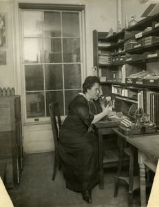 उसके स्टूडियो में बील्स, c.1912-18 (जिलेटिन सिल्वर फोटो) द्वारा जेसी टार्बो बील्स