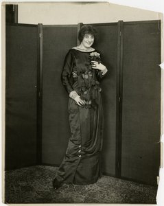 ड्रेस, ड्रेप्ड, गिम्बल्स, c.1905-18 (जिलेटिन सिल्वर फोटो) द्वारा जेसी टार्बो बील्स