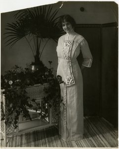 काले और सफेद कढ़ाई के साथ ग्रे तुर्की सामग्री, लॉर्ड एंड टेलर, c.1905-18 (जिलेटिन सिल्वर फोटो) द्वारा जेसी टार्बो बील्स