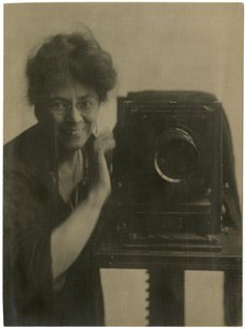 जेसी टैरबॉक्स बील्स, कैमरा के साथ सेल्फ-पोर्ट्रेट, c.1918-20 (जिलेटिन सिल्वर फोटो) द्वारा जेसी टार्बो बील्स