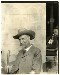 टोपी, पदक के साथ आदमी, c.1905-40 (जिलेटिन सिल्वर फोटो) द्वारा जेसी टार्बो बील्स