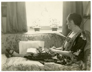 श्रीमती एमिली पोस्ट, एटिकेट के लेखक, c.1926-28 द्वारा जेसी टार्बो बील्स