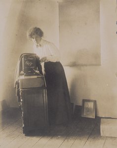 लिलियन बेनेस ग्रिफिन का पोर्ट्रेट उनके कैमरे के साथ, 1905-10 द्वारा जेसी टार्बो बील्स