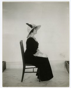 कुर्सी पर बैठने का सही तरीका, c.1905-18 (जिलेटिन सिल्वर फोटो) द्वारा जेसी टार्बो बील्स