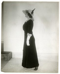 चलते समय खड़े होने का सही तरीका, c.1905-18 (जिलेटिन सिल्वर फोटो)