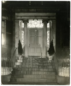 वूमन्स सिटी क्लब डोर, बोस्टन, यूएसए, c.1902-10 (जिलेटिन सिल्वर फोटो) द्वारा जेसी टार्बो बील्स