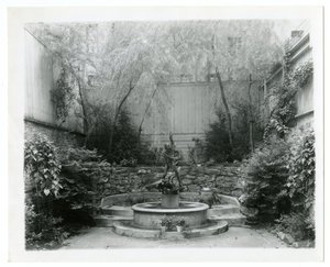 उद्यान फव्वारा, c.1905-40 (जिलेटिन सिल्वर फोटो) द्वारा जेसी टार्बो बील्स