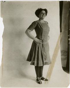 हथियार akimbo के साथ मॉडल, c.1905-11