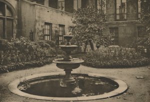 ड्रेपर्स हॉल के बगीचे में प्राचीन शहतूत का पेड़ और फव्वारा, c1935।