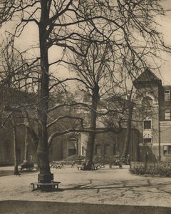 मिडलसेक्स अस्पताल के आंगन में एल्म्स के तहत, c1935। द्वारा जोएल