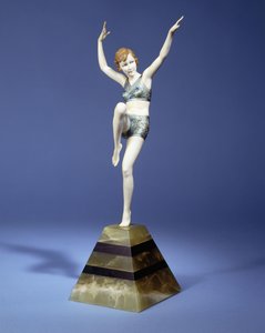 बीच डांसर, c.1935 (रोंज़े और आइवरी, कोल्ड पेंट पेटिना, ग्रीन और ब्लैक ओनेक्स बेस)