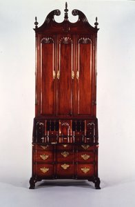 निकोलस ब्राउन चिप्पेंडेल ब्लॉक-एंड-शेल डेस्क और किताबों की अलमारी, c.1760-70 (महोगनी) द्वारा जॉन (attr।) गोडार्ड
