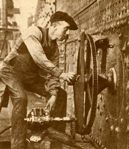 एक लाइनर के किनारे एक न्यूमेटिक रिवर कटिंग पोर्थोल्स, c1930। द्वारा जॉन ब्राउन एंड कंपनी