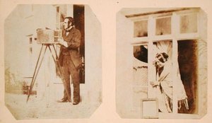 बाईं ओर सेल्फ पोर्ट्रेट और एम्मा थॉमसिना लेवेलिन (1808-81) दाईं ओर धूप में नकारात्मक पेपर प्रिंट कर रहे हैं द्वारा जॉन डिल्विन लेलेवेन