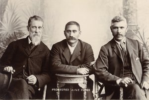 विलियम ऑस्ट्रेलिया ग्राहम, किंग महुता तावहियो और तहुना हीरंगी, जून 1898 (सिल्वर जिलेटिन प्रिंट) द्वारा जॉन हैना