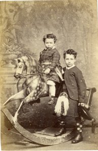 1860 के दशक में युवा लड़के के साथ रॉकिंग घोड़े पर युवा लड़की खड़ी, (एल्बम प्रिंट) द्वारा जॉन हॉर्सबर्ग