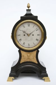 बैलून क्लॉक, c.1760 (पीतल और इबोनाइज्ड फ्रूटवुड) द्वारा जॉन लेरौक्स