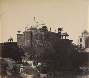 ताजमहल, चित्रा के साथ रेस्ट-हाउस का बैक व्यू, सी। 1858-1862।