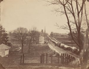 अप्रैल 1865 में पीटर्सबर्ग, वर्जीनिया में प्रवेश करने वाली सेना के वैगनों की ट्रेन।