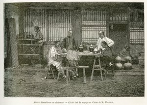 पेकिन में एक क्लौइज़न कार्यशाला के शिल्पकार। 1873 में टी.चुत्ज़ द्वारा पेकिन और उत्तरी चीन की यात्रा को चित्रित करने के लिए एम. थॉमसन की एक तस्वीर के बाद उत्कीर्णन, "" ले टूर डू मोंडे "" 1876 में प्रकाशित हुआ, एडौर्ड चार्टन द्वारा संपाद द्वारा जॉन थॉमसन