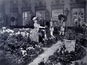रेजेन (गेब्रियल चार्लोट रेयू, डीआईटी) (1856-1920), फ्रांसीसी कॉमेडियन 1905 में न्यूयॉर्क में एक प्रोम पोशाक पहनने के लिए एक कुर्सी पर पहुंचे द्वारा जोसेफ बायरन