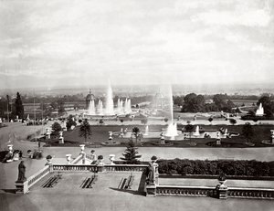 लंदन में क्रिस्टल पैलेस: छतों और फव्वारे, c.1870 (b/w फोटो)