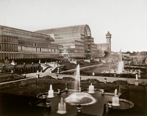 लंदन में क्रिस्टल पैलेस: उद्यान और फव्वारे, c.1870 (b/w फोटो)