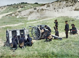 सितंबर 1914 में पेरिस के पूर्व में मार्ने की लड़ाई के दौरान मोर्टार के साथ फ्रांसीसी सैनिक