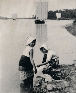नदियों पर कपड़े धोने, c1900, 1921