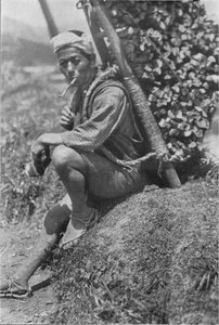 मध्यम आयु वर्ग के कुली ने हमें समीक्षा, c1900, 1921 में पारित करने के लिए जल्दी से खुद को बैंक में बैठा लिया