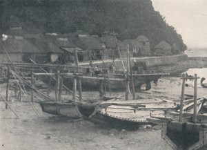ताई-नो-यूरा - मछली पकड़ने वाली नावों के साथ रेत के एक मार्जिन पर छोटे घर, c1900, 1921 द्वारा जूलियन लियोनार्ड स्ट्रीट