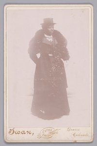एक शीर्ष टोपी और एक फर चुराई हुई अज्ञात महिला का कैबिनेट कार्ड, ca. 1895. द्वारा जस्टस सी. स्वान