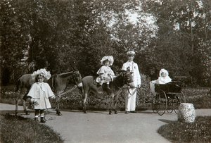 ग्रैंड डचेस ओल्गा, तातियाना, और रूस की मारिया, त्सारसोके सेलो, रूस, c1899-c1900