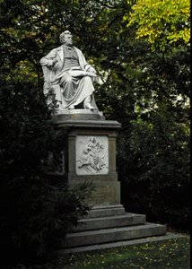 ऑस्ट्रियाई संगीतकार फ्रांज पीटर शुबर्ट (1797-1828) को श्रद्धांजलि में स्मारक। कार्ल कुंडमन (1838-1919) 1872 द्वारा मूर्तिकला। वियना, स्टैडपार्क, ऑस्ट्रिया द्वारा कार्ल कुंडमन
