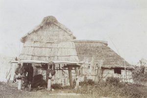 Ainu बच्चों के साथ Ainu Storehouse, c.1890s (जिलेटिन सिल्वर प्रिंट) द्वारा Kenzô Tamoto