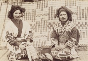 Ainu Women, c.1890s (जिलेटिन सिल्वर प्रिंट) द्वारा Kenzô Tamoto