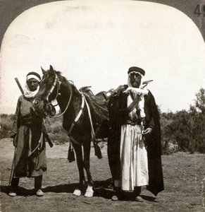 एक शेख और उनके अंगरक्षक, सीरिया, 1900s।