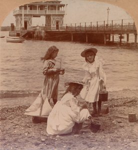 समुद्र तट पर खेलना c1900 द्वारा कीस्टोन व्यू कंपनी