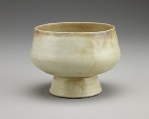 लंबे पैर पर बाउल, 16 वीं शताब्दी का उत्तरार्ध (स्पष्ट शीशे का आवरण के तहत डूबा हुआ सफेद पर्ची के साथ पत्थर का पात्र) द्वारा कोरियाई स्कूल